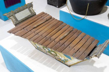 Müzede sergilenen geleneksel Filipin enstrümanları