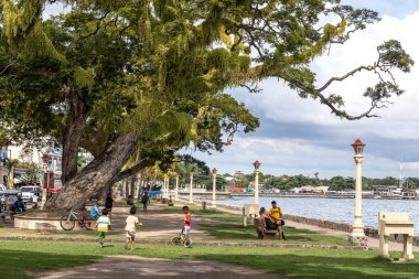 Rizal Bulvarı Sahne Sahnesi, Dumaguete Şehri, Filipinler, 11 Aralık 2019