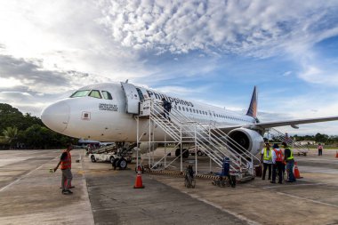 Dumaguete Havaalanı, Dumaguete, Filipinler, 14 Aralık 2019 'da yolcu bekleyen uçak.