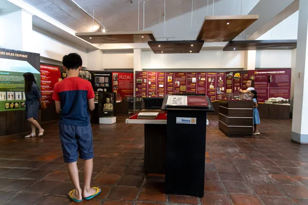 Άνθρωποι βλέπουν Μουσείο ni Jose Rizal εκθέματα, Calamba, Φιλιππίνες, Ιανουάριος 5, 2020 — Φωτογραφία Αρχείου