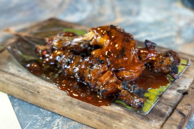 Filipin usulü çatal ve tavuk barbeküsü.