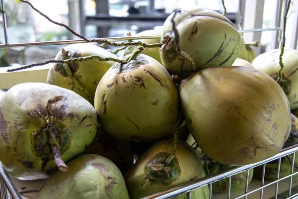 Cocos en la canasta en el restaurante — Foto de Stock