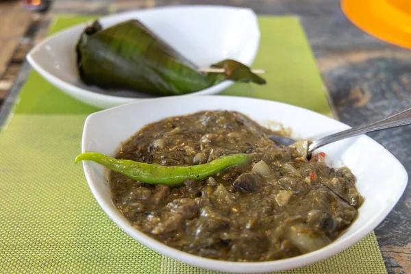 Comida filipina Laing com arroz de folha de banana — Fotografia de Stock