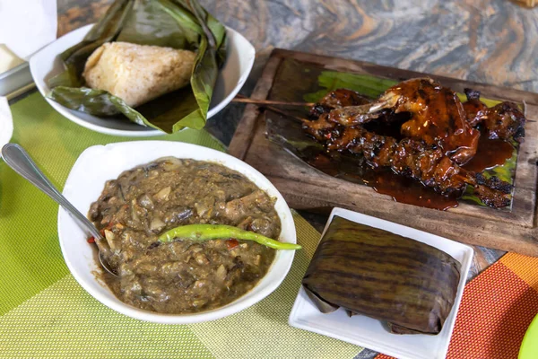 菲律宾食品莱茵、香蕉叶米和烤肉 — 图库照片
