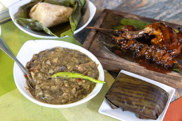 Alimentos filipinos Laing, arroz de hoja de plátano y barbacoa — Foto de Stock