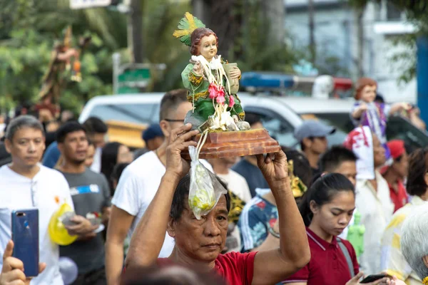 Orang-orang mengambil bagian dalam festival viva sto nino manila, Manila, Filipina, 18 Januari 2020 — Stok Foto