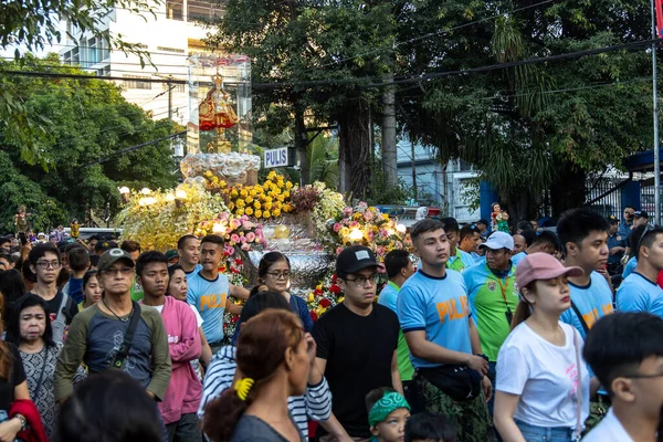 Pessoas que participam no festival viva sto nino manila, Manila, Filipinas, 18 de janeiro de 2020 — Fotografia de Stock