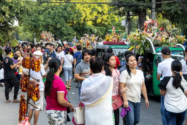 Personer som deltar på viva sto nino manila-festivalen, Manila, Filippinene, Jan 18, 2020 – stockfoto