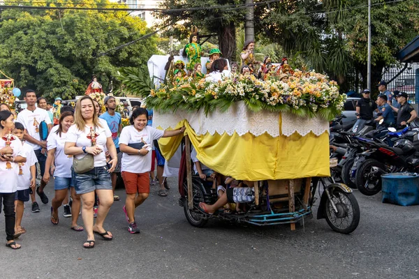 Personas que participan en el festival viva sto nino manila, Manila, Filipinas, 18 de enero de 2020 — Foto de Stock