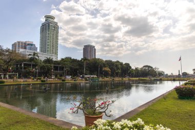 Rizal Park, Manila, Filipinler 'deki Central Lagoon' da güzel bir manzara.