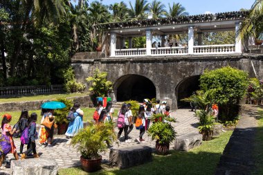 22 Şubat 2020 Intramuros, Manila, Filipinler 'de yürüyen insanlar