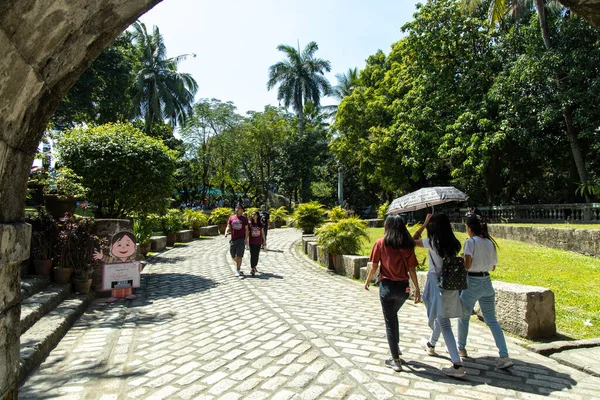 Şubat 2020 Intramuros Manila Filipinler Yürüyen Insanlar — Stok fotoğraf