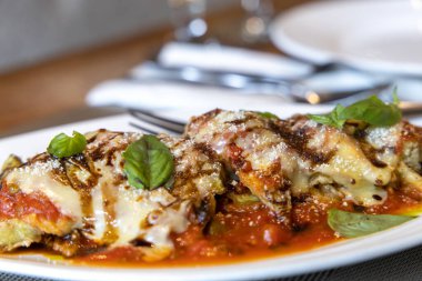 Peynirli fırında patlıcan İspanyol Domates Sosu, Filipinler