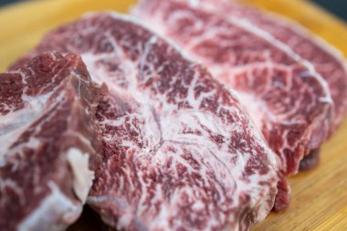 Filipinler 'de kesim tahtasında biftek.