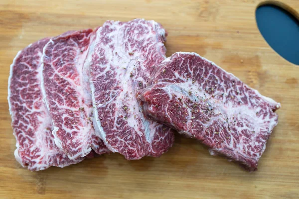 Filipinler 'de kesim tahtasında biftek.