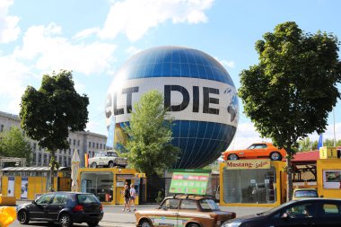 Arabalı sokak. Berlin, Almanya