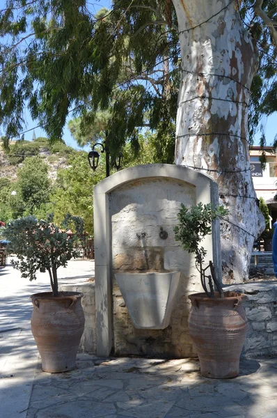 Oude stenen fontein in de campagne. — Stockfoto