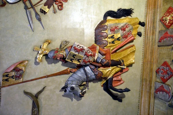 Всадник средневековой скульптуры на потолке — стоковое фото