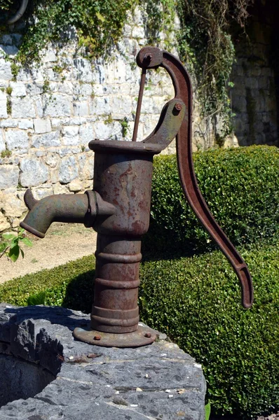 Gammal vatten pump i metall. — Stockfoto