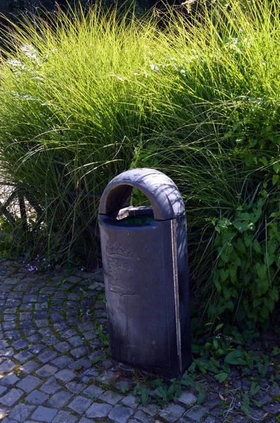 Tub skraldespand på en stakit  . - Stock-foto