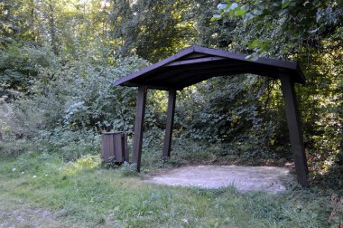 Ahşap sığınak bir çöp tenekesi ile.