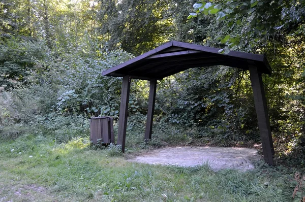 Ahşap sığınak bir çöp tenekesi ile.