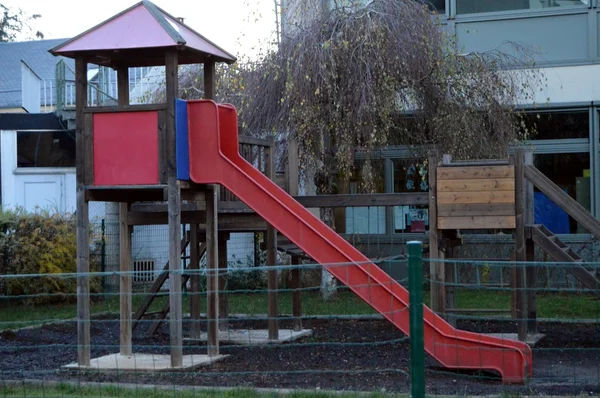 Glijbaan van rode kleur voor kinderen — Stockfoto