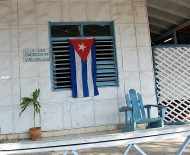 Bir pencereye eklenmiş Küba bayrağı