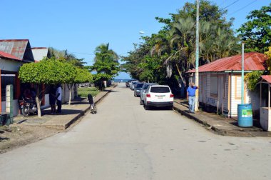 Samana Körfezi 'ne giden köy yolu 
