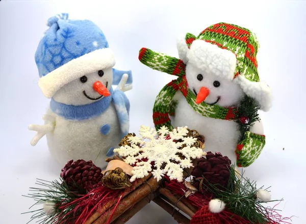 Schneemannduo mit einem Schneestern — Stockfoto