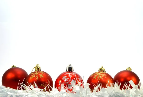 Öt piros karácsonyi bálok, egy fehér koszorú — Stock Fotó