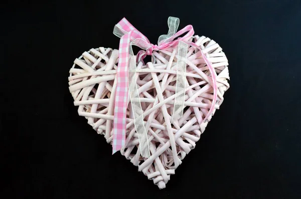 Egy rózsaszín szív egy íj — Stock Fotó