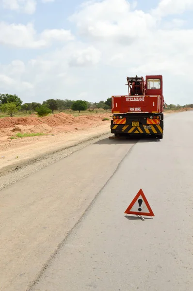 Señal de carretera de peligro portátil en la pista — Foto de Stock
