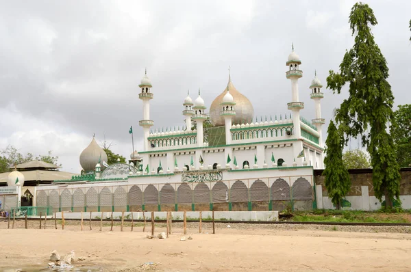 Oude moskee met een aantal — Stockfoto