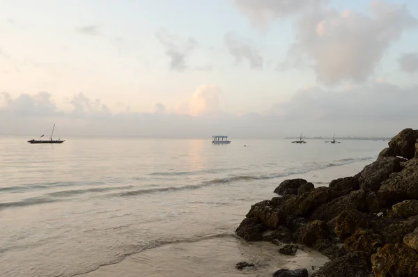 Varios dhow en el océano al amanecer — Foto de Stock