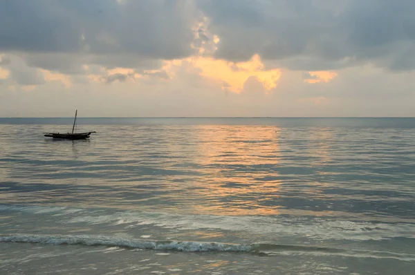 Dhow on the ocean at sunrise — Stock Photo, Image