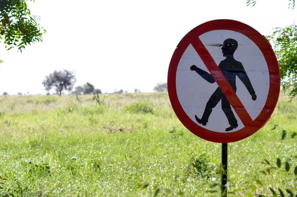 Señal de prohibición para caminar — Foto de Stock