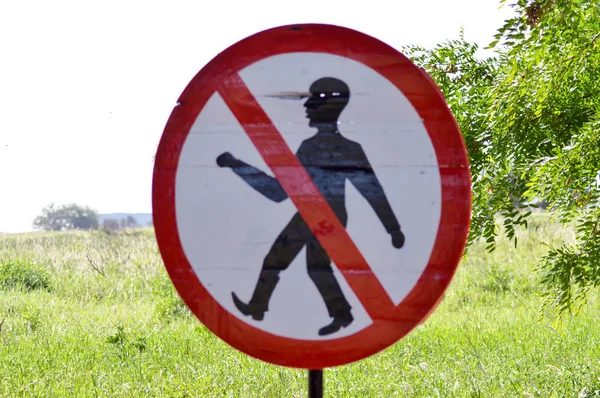 Señal de prohibición para caminar — Foto de Stock