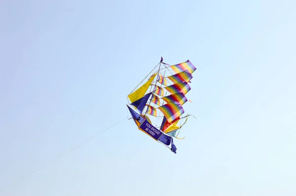 Kite-shaped boat and with rainbow — Stock Photo, Image