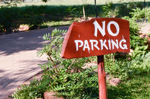 Señal de no aparcamiento en letras blancas sobre una madera — Foto de Stock