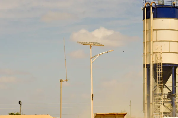 Silos con iluminación de paneles voltaicos — Foto de Stock