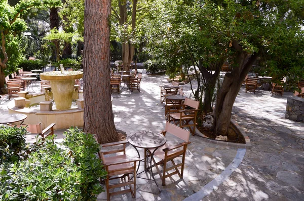 Terrasse ombragée avec chaises en bois — Photo