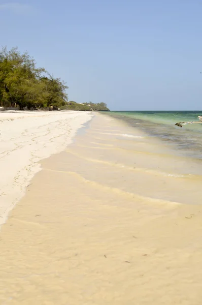 Praia de Bamburi com uma vala perto — Fotografia de Stock