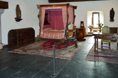 Kırmızı bir gölgelik ile Oda