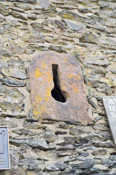 Grote ijzer lock ingelegde in een steen — Stockfoto