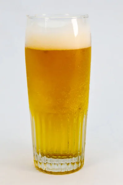 Стакан холодного пива — стоковое фото