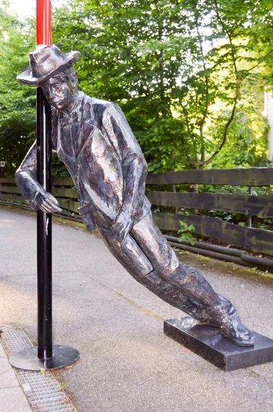 Een bronzen standbeeld van een dronken man — Stockfoto