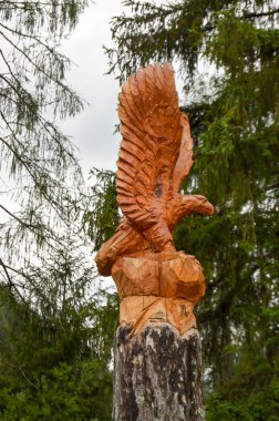 Bir kartal ahşap heykel 