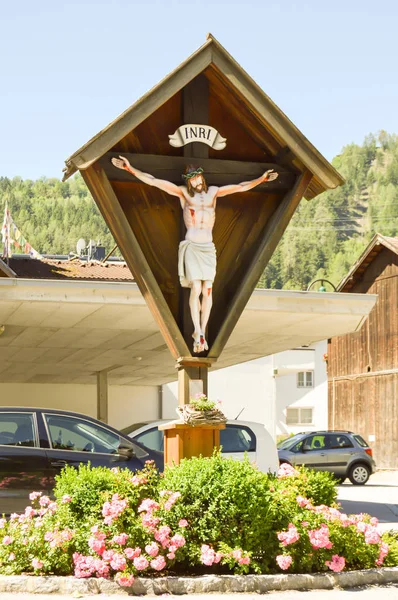 Crucifixo sobre um canteiro de flores — Fotografia de Stock