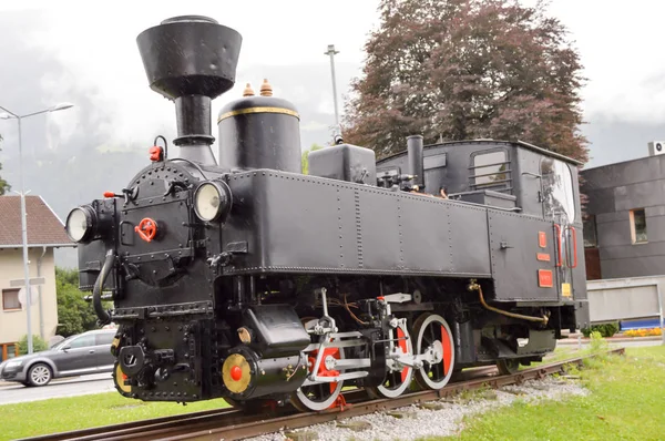 Velha locomotiva a vapor na pista — Fotografia de Stock
